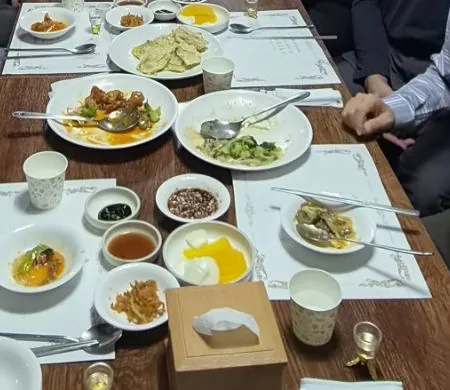 테이블 위 배추전, 빨간 요리, 채소볶음, 반찬 접시들