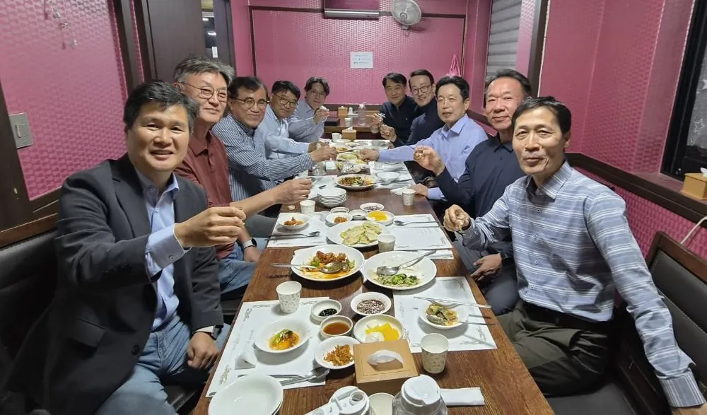 옆 각도에서 다시 찍은 건배 장면